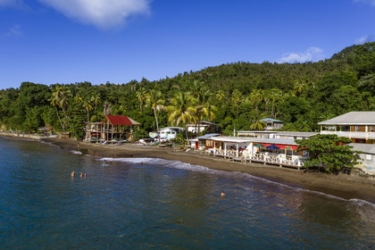 Caraïbes, Ile de la Dominique, plage de Toucari Bay au nord de Portsmouth (vue aérienne)