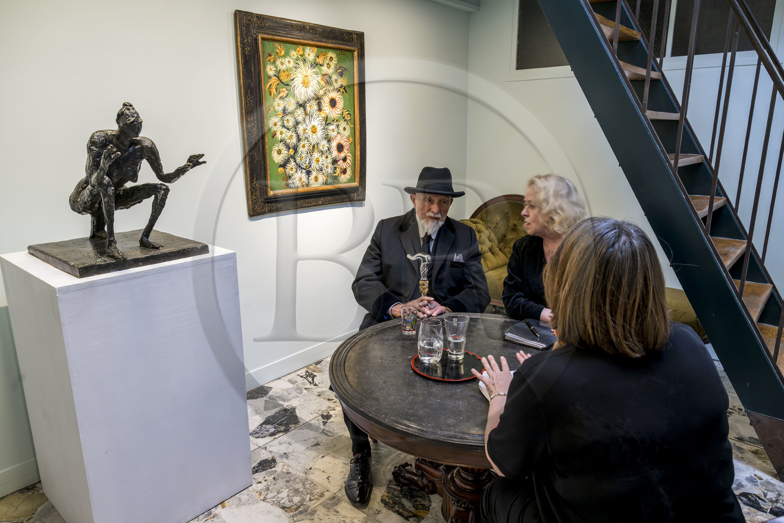 France, Paris (75), Musée Maillol, le peintre et sculpteur allemand Markus Lüpertz interviewé par la journaliste Françoise Monnin du magazine Artension (à droite) lors de son exposition en dialogue avec l'oeuvre d'Aristide Maillol, en compagnie de la traductrice Gabriele Wennemer