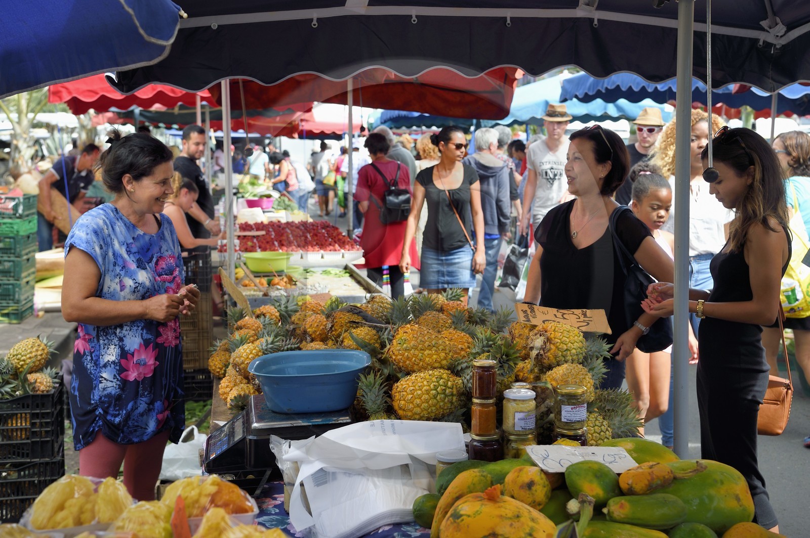 France, Ile de la Reunion, Saint-Pierre, le marché du samedi, les étals de fruits ananas et papaye