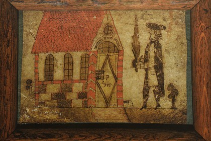 France, Bas-Rhin (67), Bouxwiller, musée judéo-alsacien dans l'ancienne synagogue, dessin gouaché datant de la fin du XVIIIème siècle qui représente un Juif en costume d'époque portant Lulav et Etrog (branche de palmier et fruit de cédrat) pour la fête de Soukoth devant la synagogue de Buschwiller