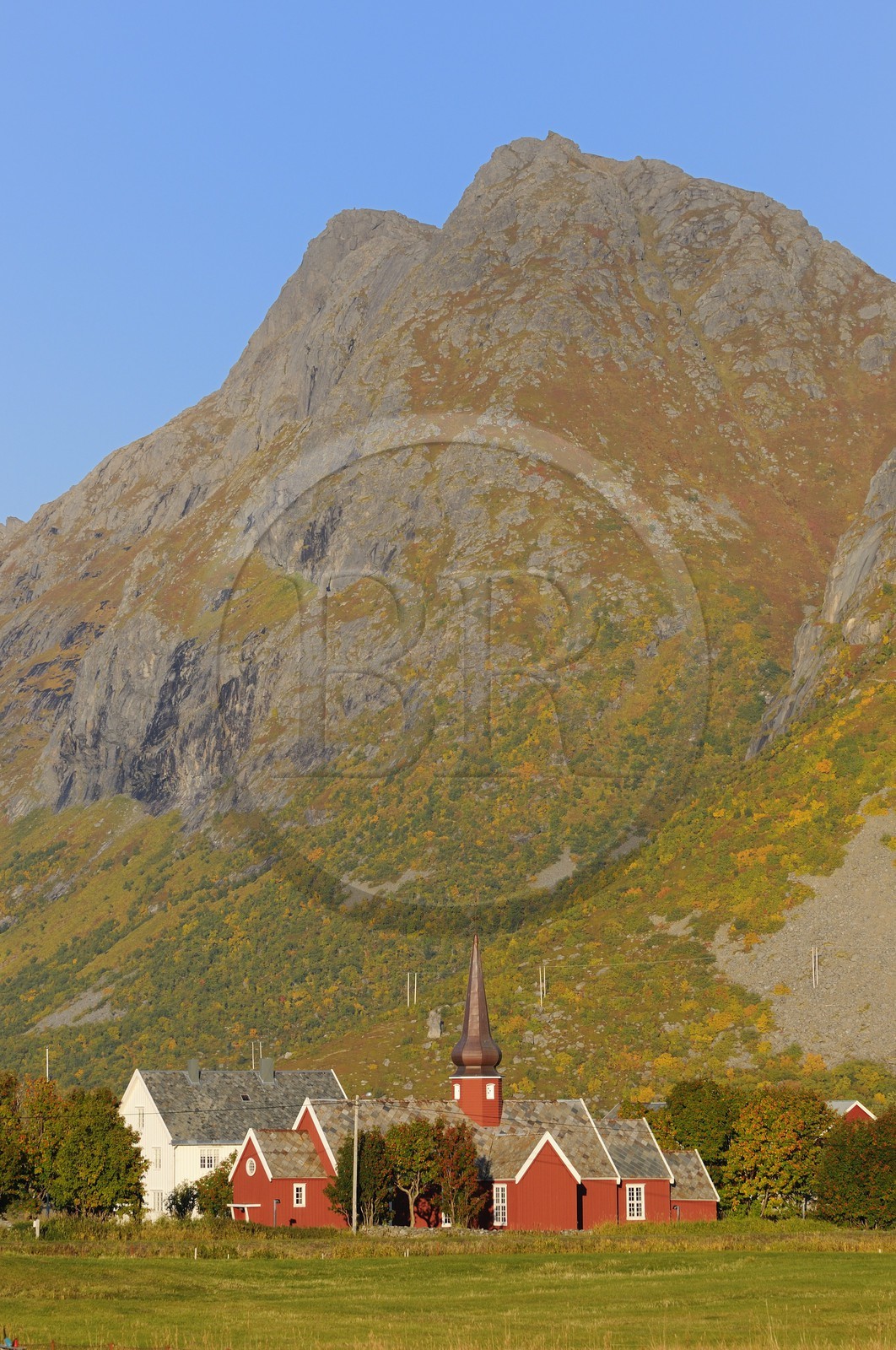 Norvège, Nordland, Iles Lofoten, ile de Flakstadoy, église en bois de Flakstad