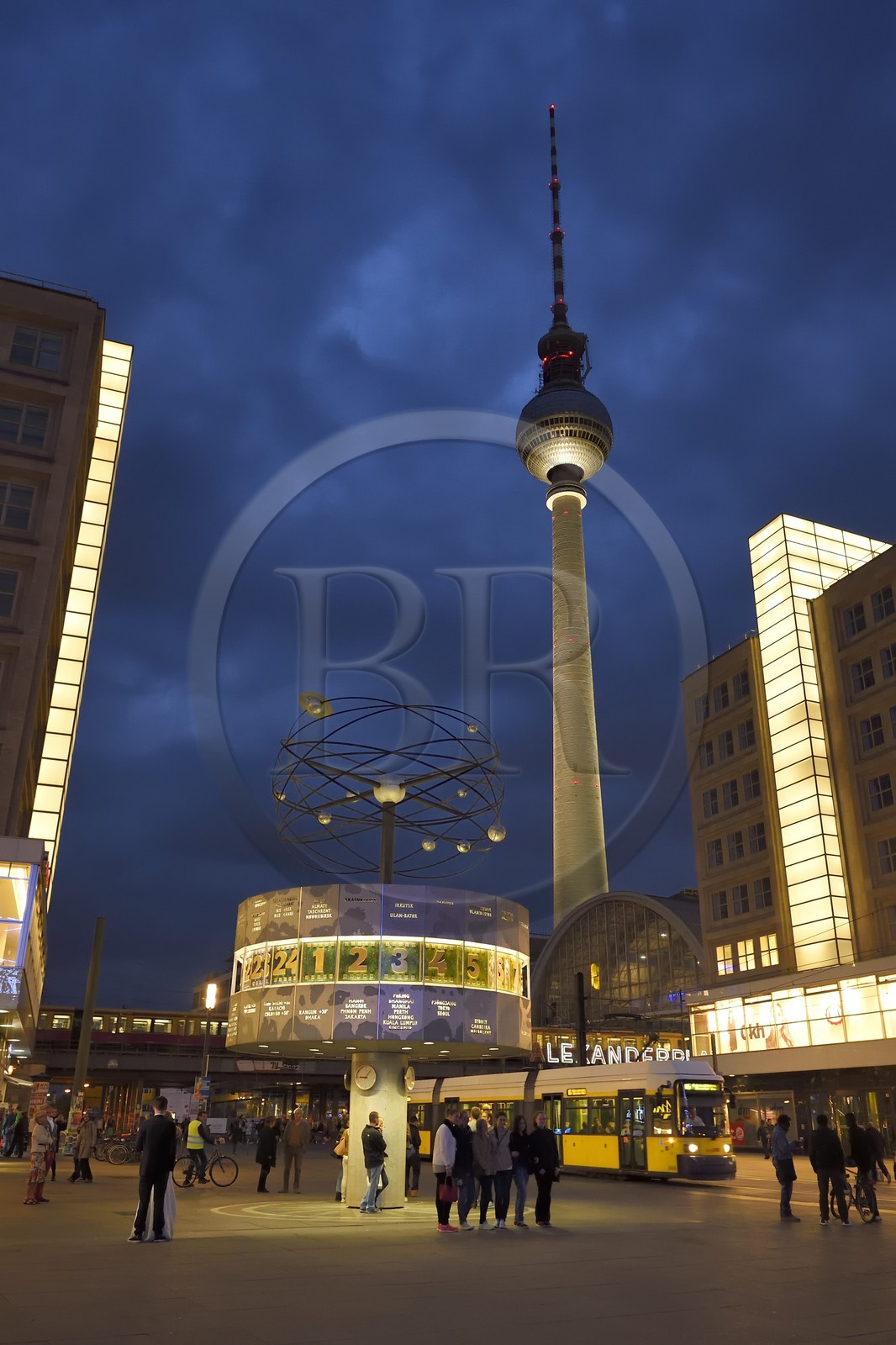 Allemagne, Berlin, quartier de Berlin-Mitte, Alexanderplatz, le Weltzeituhr (horloge universelle Urania) et la tour de la télévision