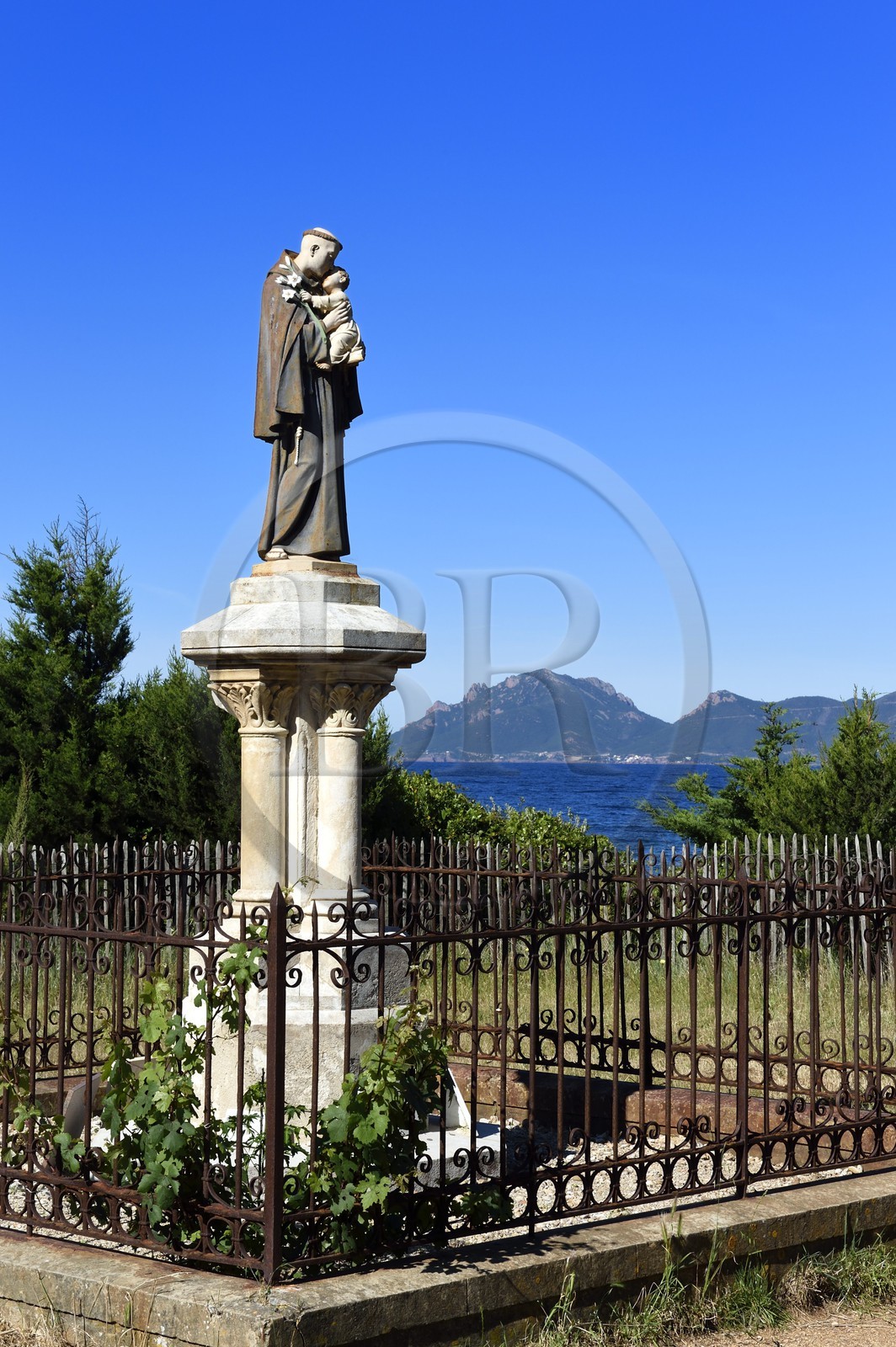 France, Alpes-Maritimes (06), Cannes, Iles de Lérins, Ile de Saint-Honorat, statue de Saint-Antoine et le massif de l'Esterel en arrière plan