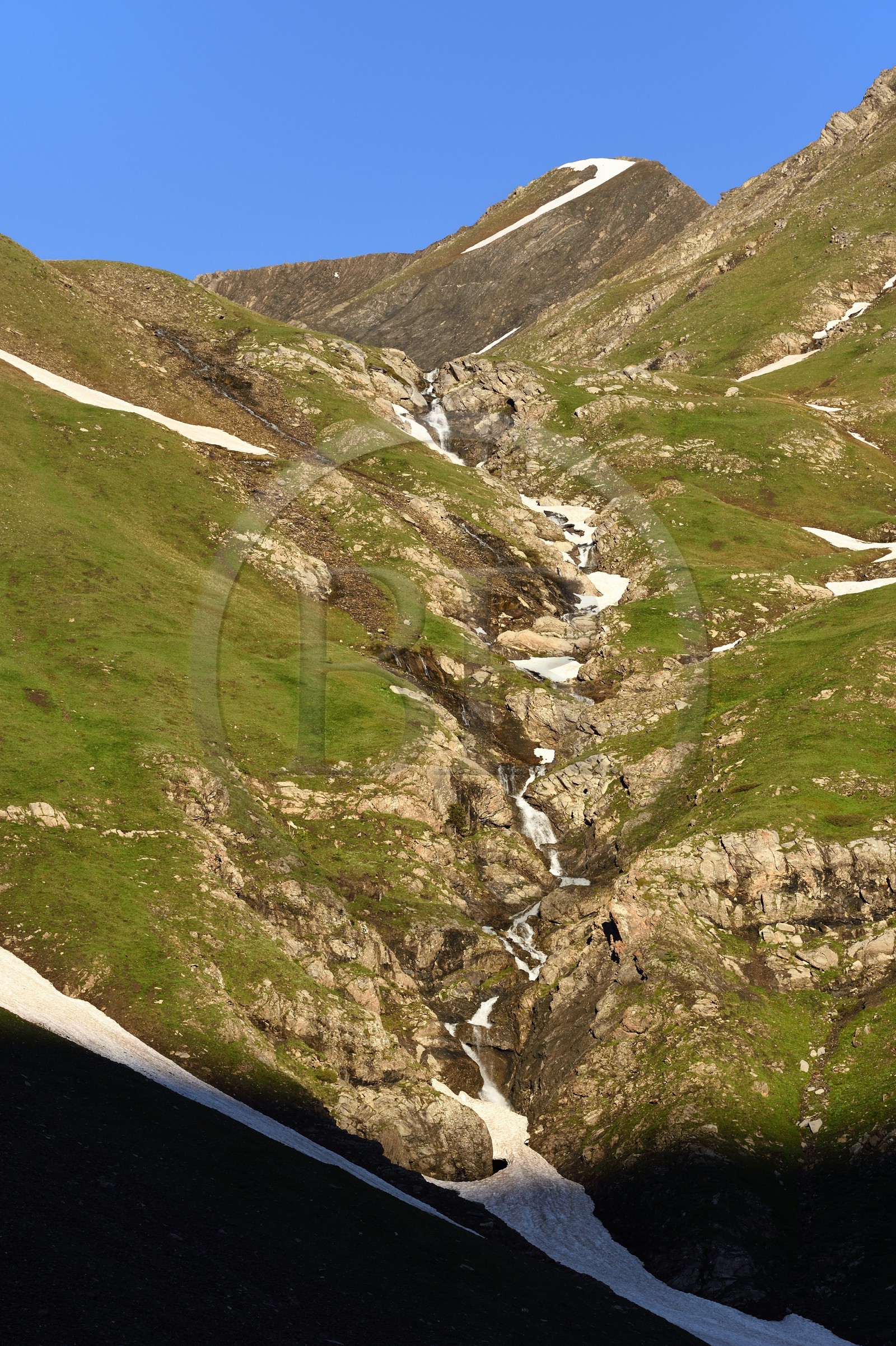 France, Alpes-de-Haute-Provence (04), Parc National du Mercantour, Val d'Allos, cirque de Sestrière au pied du massif des Trois Evêchés, les sources du Verdon