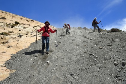 Italie, Sicile, iles Eoliennes, classées Patrimoine Mondial de l'UNESCO, ile de Vulcano, randonneurs descendant les flancs du cratère du volcan della Fossa
