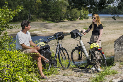 France, Maine-et-Loire (49), vallée de la Loire classée au Patrimoine Mondial par l'UNESCO, Gennes-Val-de-Loire, randonnée à bicyclette sur les berges de la Loire
