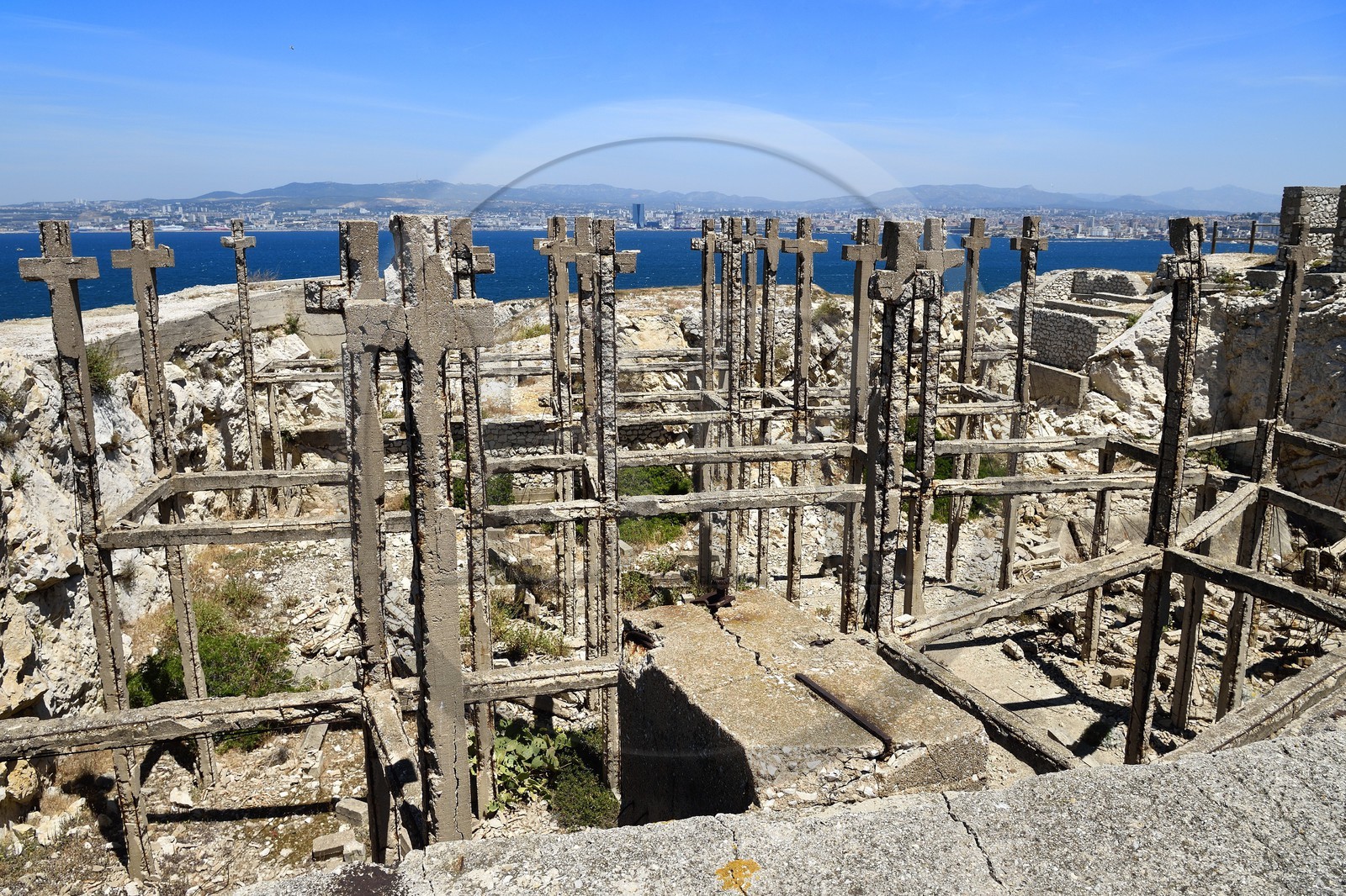 France, Bouches-du-Rhône (13), Marseille, Parc National des Calanques, Archipel des Iles du Frioul, Ile Ratonneau, Fort Ratonneau, pseudo champ de croix, vestige de structures de casemates allemandes pour canon dont la construction fut interrompue par la fin de la guerre