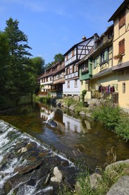 France, Haut-Rhin (68), Kaysersberg, maisons traditionnelles au bord de la rivière Weiss