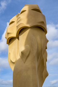 Espagne, Catalogne, Barcelone, quartier de l'Eixample, Passeig de Gracia, Pedrera ou Casa Mila (1905-1910) de l'architecte du modernisme catalan Antoni Gaudi, site classé au Patrimoine Mondial de l'UNESCO, cheminées et tours d'aération sur le toit terrasse de l'immeuble