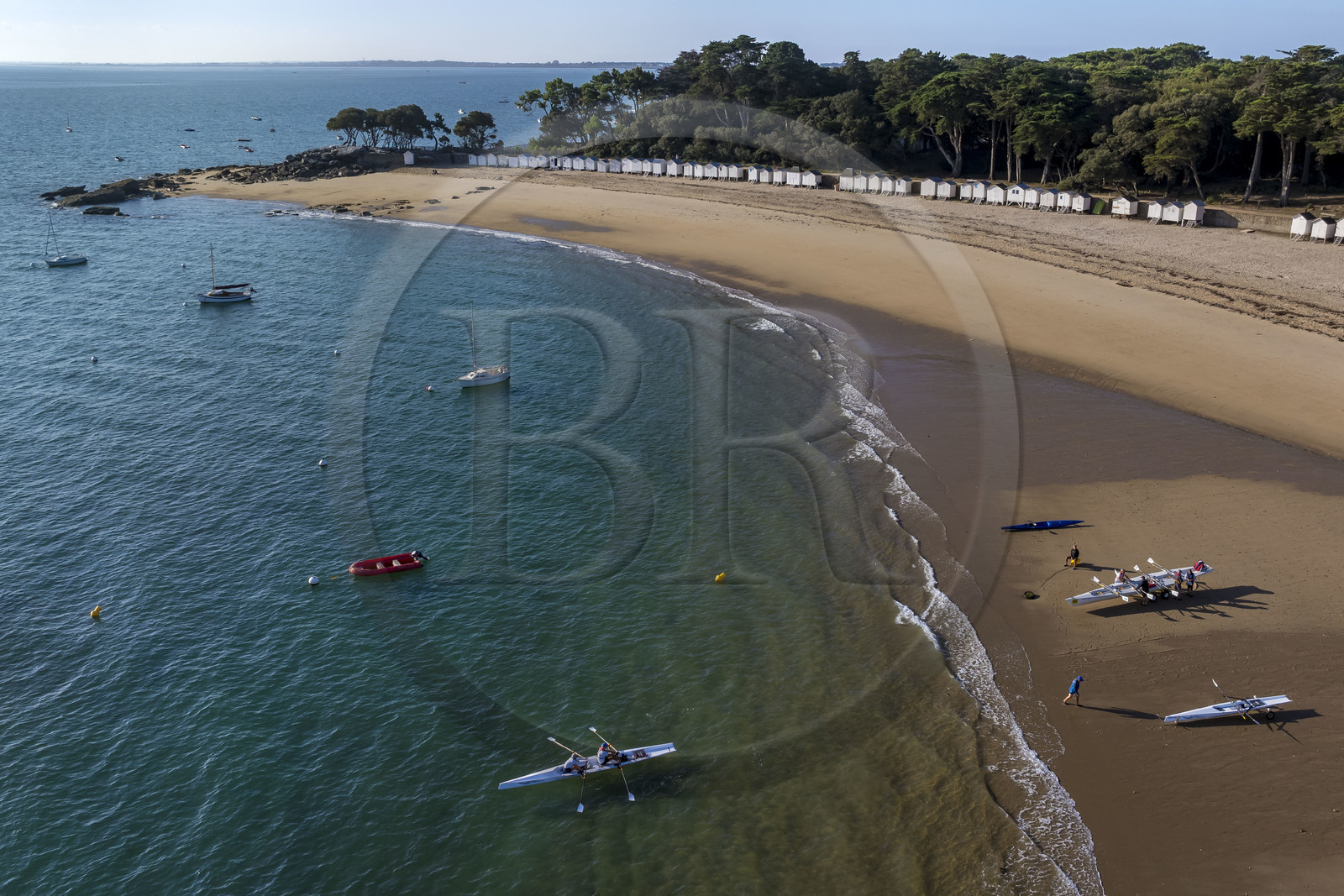 France, Vendée (85), Ile de Noirmoutier, Noirmoutier-en-l'Ile, le Bois de la Chaise, la plage des Dames et ses cabines de plage en bois, sortie en aviron (vue aérienne)