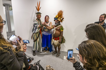France, Paris (75), siège de l'UNESCO, conférence à l'Université de la Terre du 25 novembre 2022, Benki Piyako, Twyla Edgi Masuzumi et Mundiya Kepanga (trois leaders autochtones représentants des forêts primaires)