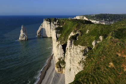 France, Seine-Maritime (76), Pays de Caux, Côte d'Albâtre, Etretat, la falaise d'Aval et l'Aiguille Creuse