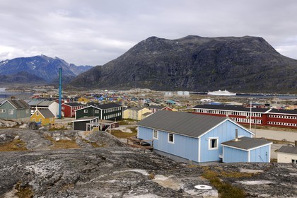 Groenland, ville de Nanortalik entourée de montagnes au sud du pays