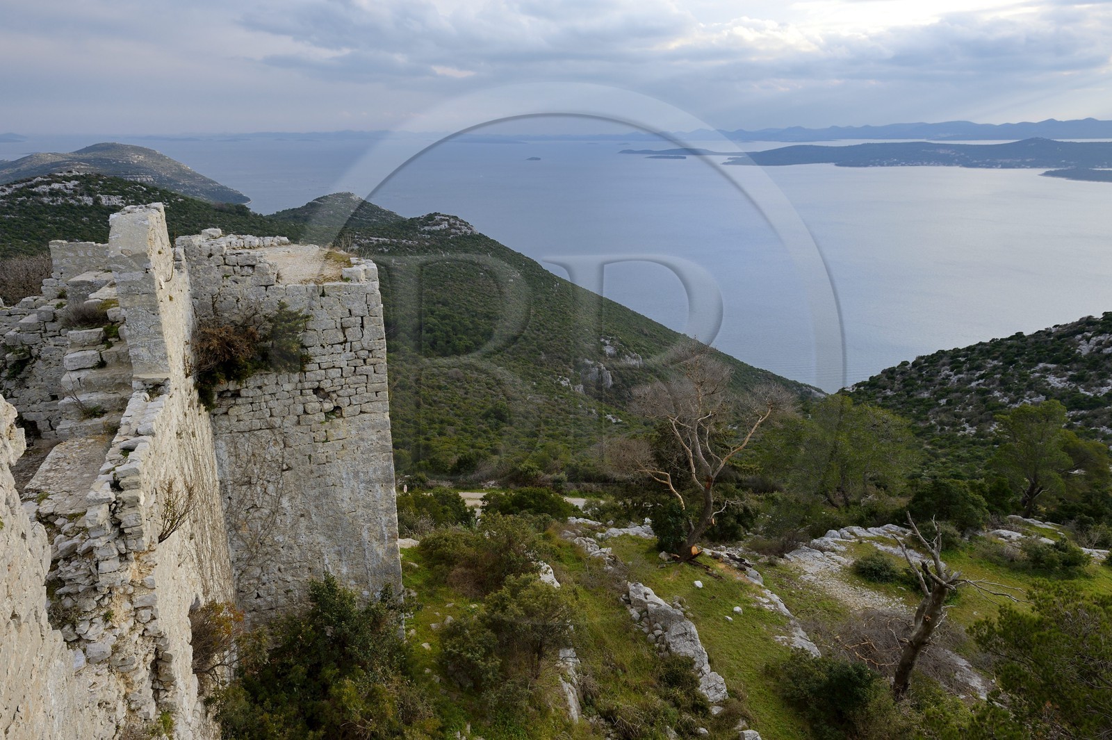 Croatie, Dalmatie, côte dalmate, Ile d’Ugljan, région de Preko, vue depuis les ruines du chateau Saint Michel