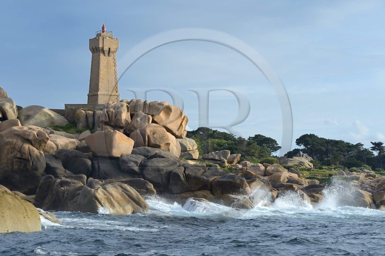 France, Côtes-d'Armor (22), Côte de Granit Rose, Perros-Guirec, Ploumanac'h, la pointe de Squewel et le phare de Mean Ruz