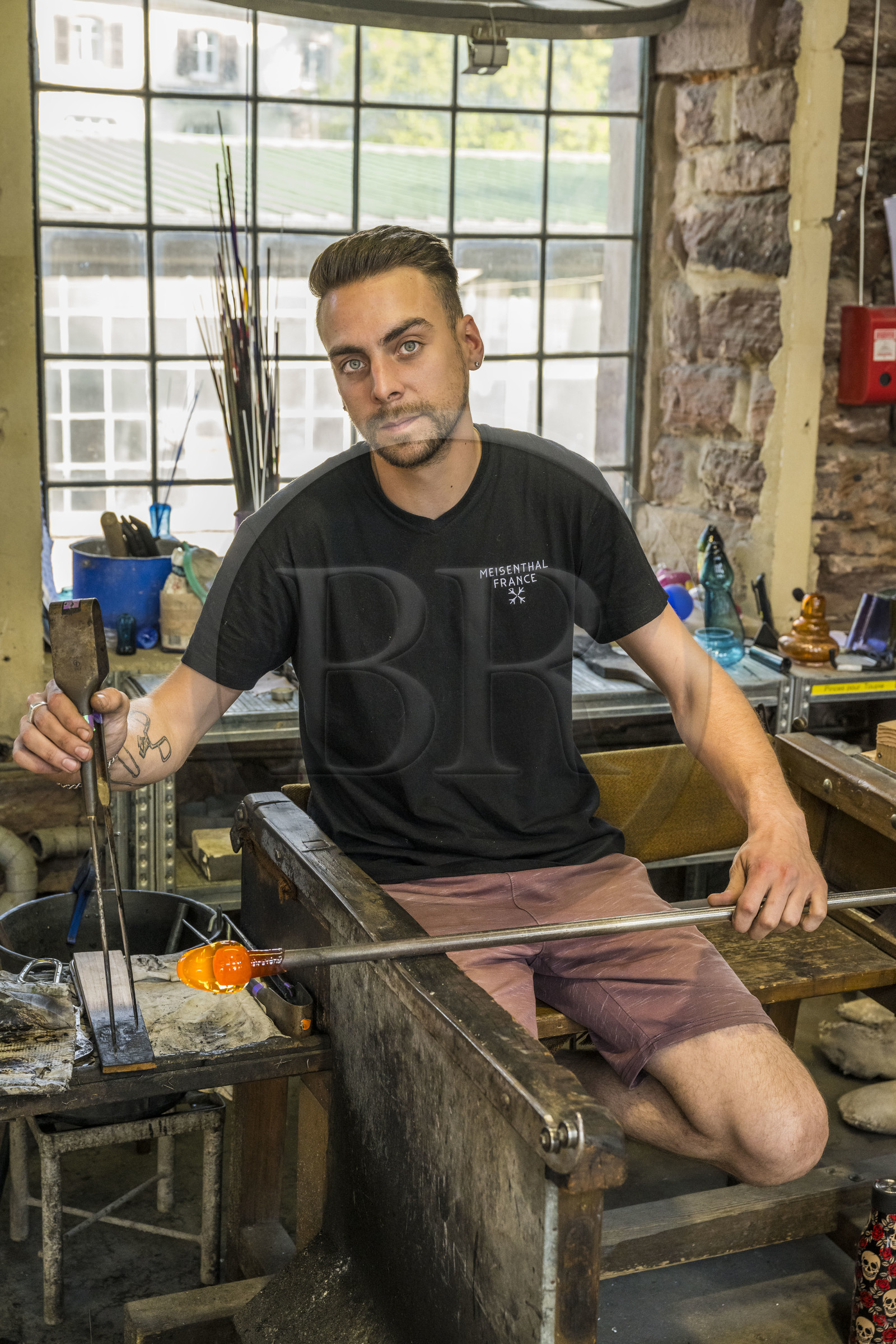 France, Moselle (57), Meisenthal, Centre international d’Art verrier (CIAV), le verrier Geoffrey Richard  dans l'atelier de soufflage