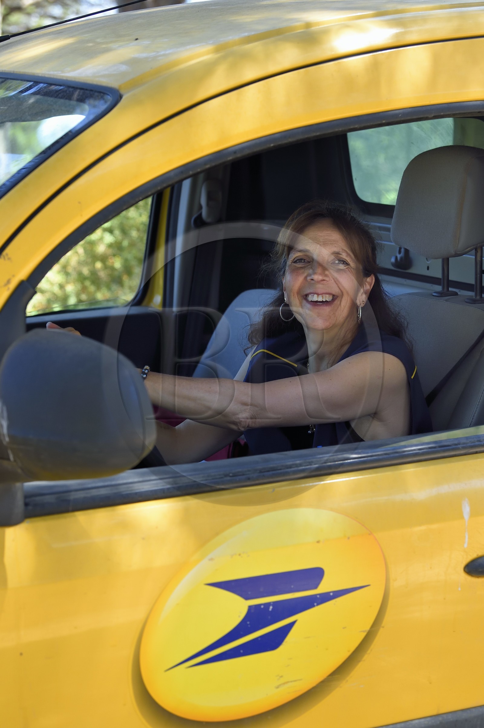 France, Var (83), Iles d'Hyères, parc national de Port Cros, Ile de Porquerolles, tournée de la factrice de La Poste Christine Frissong dans sa voiture électrique