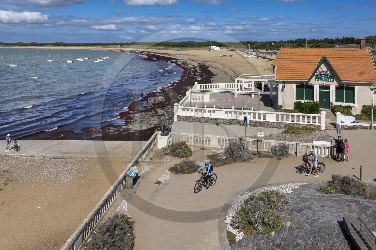 France, Vendée (85), Saint-Hilaire-de-Riez, cyclistes à Sion-sur-Mer située sur la Cote de Lumière (vue aérienne)