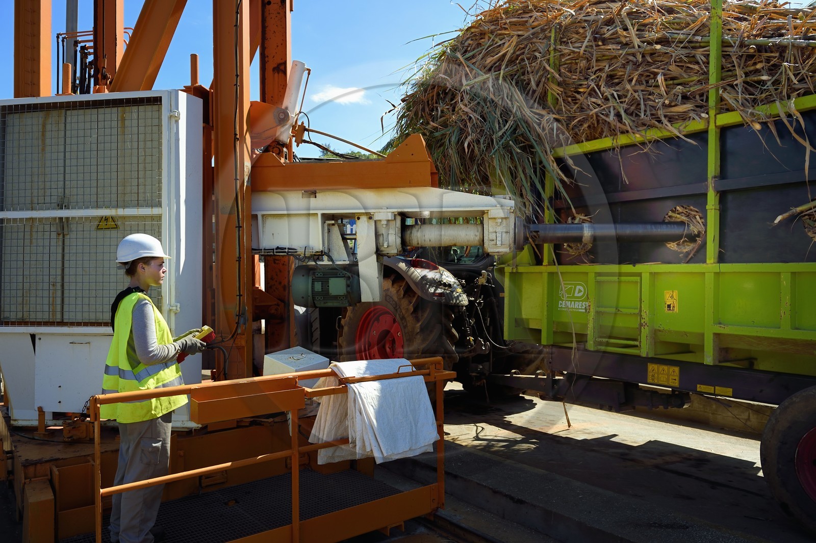 France, Ile de la Reunion, Saint-Pierre, Grands Bois, un des 11 centres de réception et de collecte de la canne à sucre aussi appelés Balance, les tracteurs amènent depuis les champs la canne dans des remorques, pesée et carottage du chargement avant d'être acheminée vers l'usine sucrière du Gol