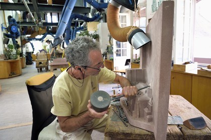 France, Bas-Rhin (67), Strasbourg, vieille ville classée au Patrimoine Mondial de l'UNESCO, ateliers de taille et de sculpture de la Fondation de l'Oeuvre Notre-Dame, Pierre Beaugey, tailleur de pierre MOF et responsable de l'atelier de taille, travaille sur une reduction en grès de la cathédrale destinée à être un plan pour les non-voyants