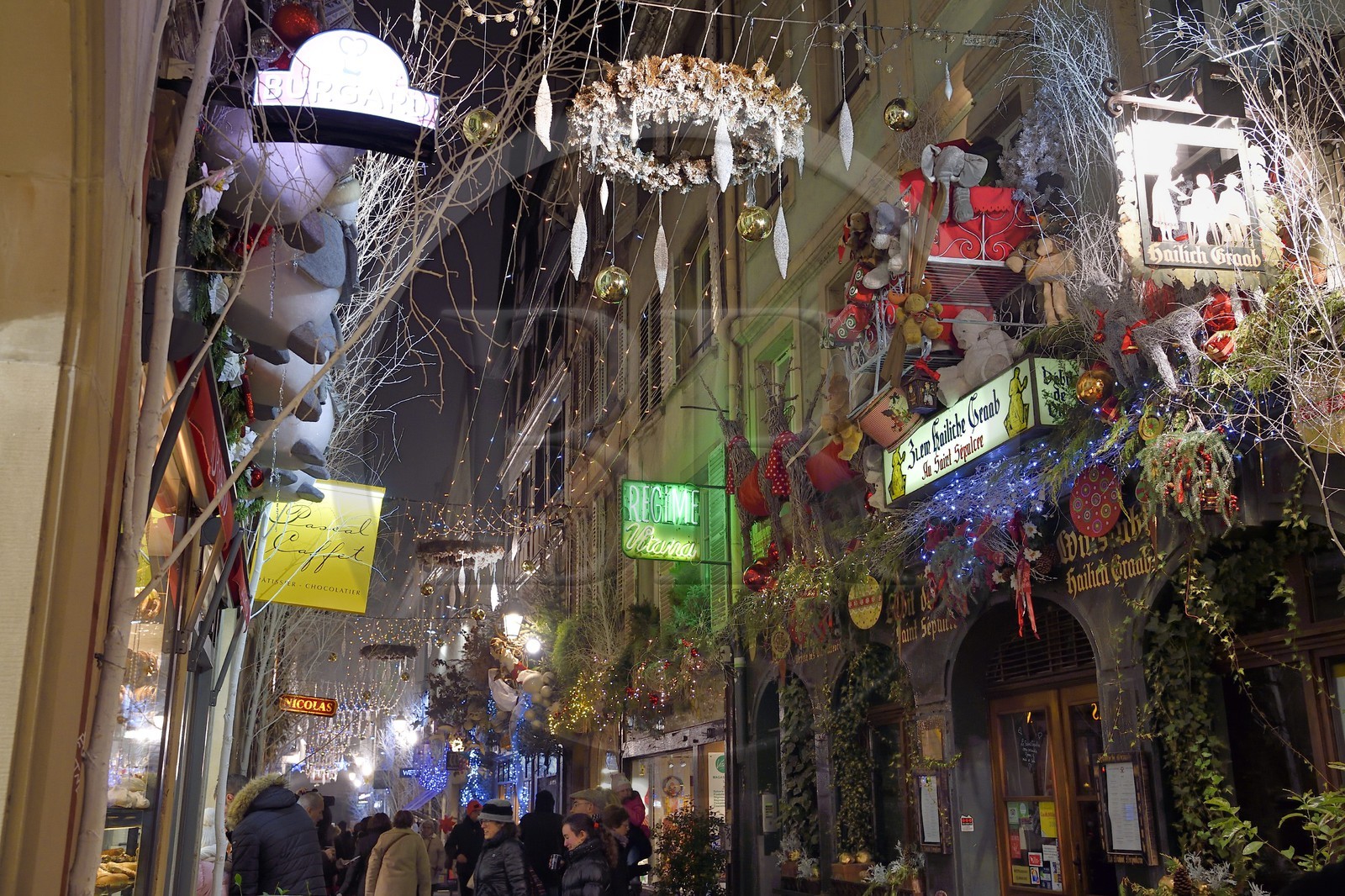France, Bas-Rhin (67), Strasbourg, vieille ville classée Patrimoine Mondial de l'UNESCO, les décorations de Noel de la rue des Orfèvres