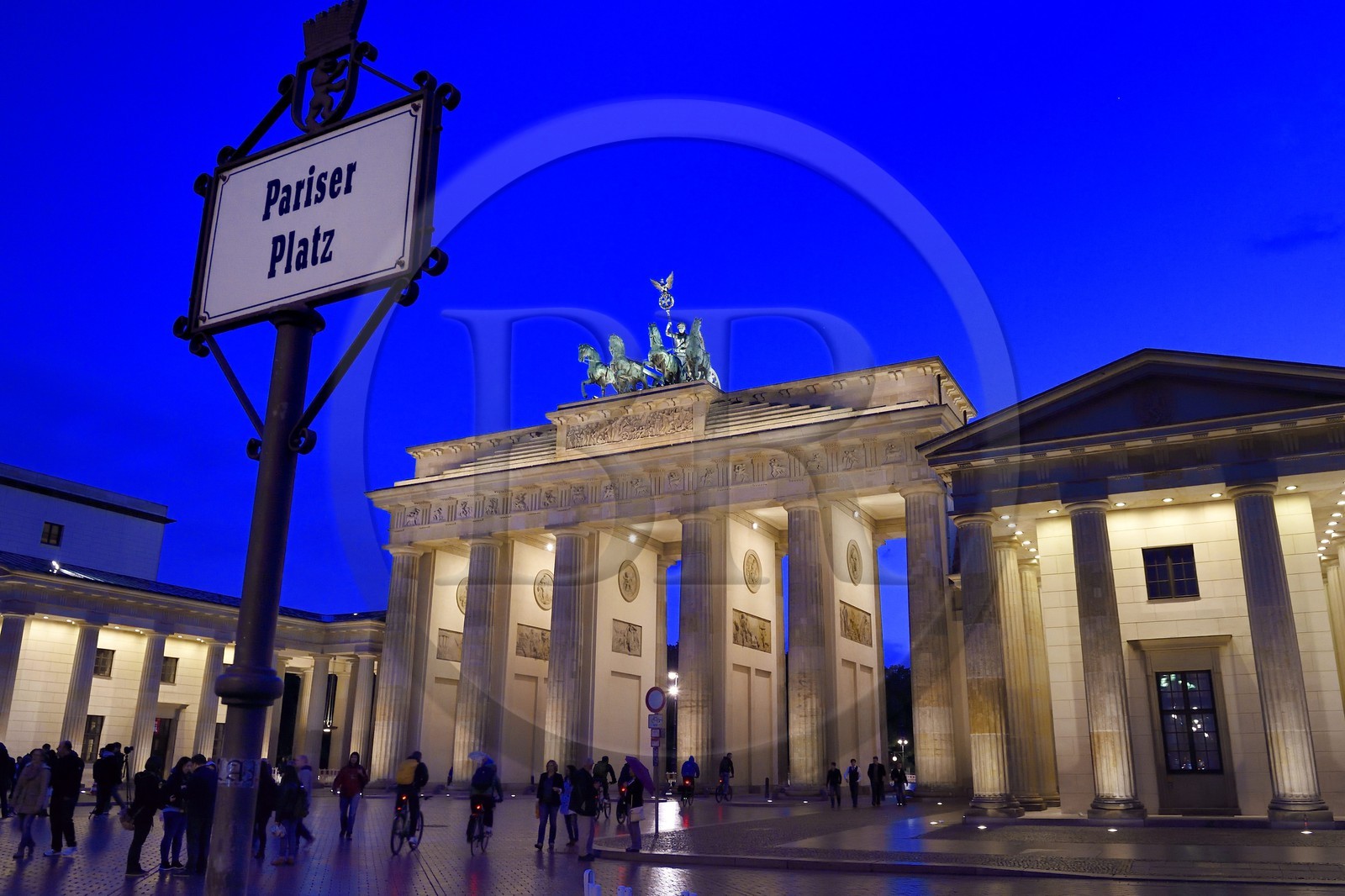 Allemagne, Berlin, Porte de Brandebourg sur l'avenue Under den Linden et Pariser platz