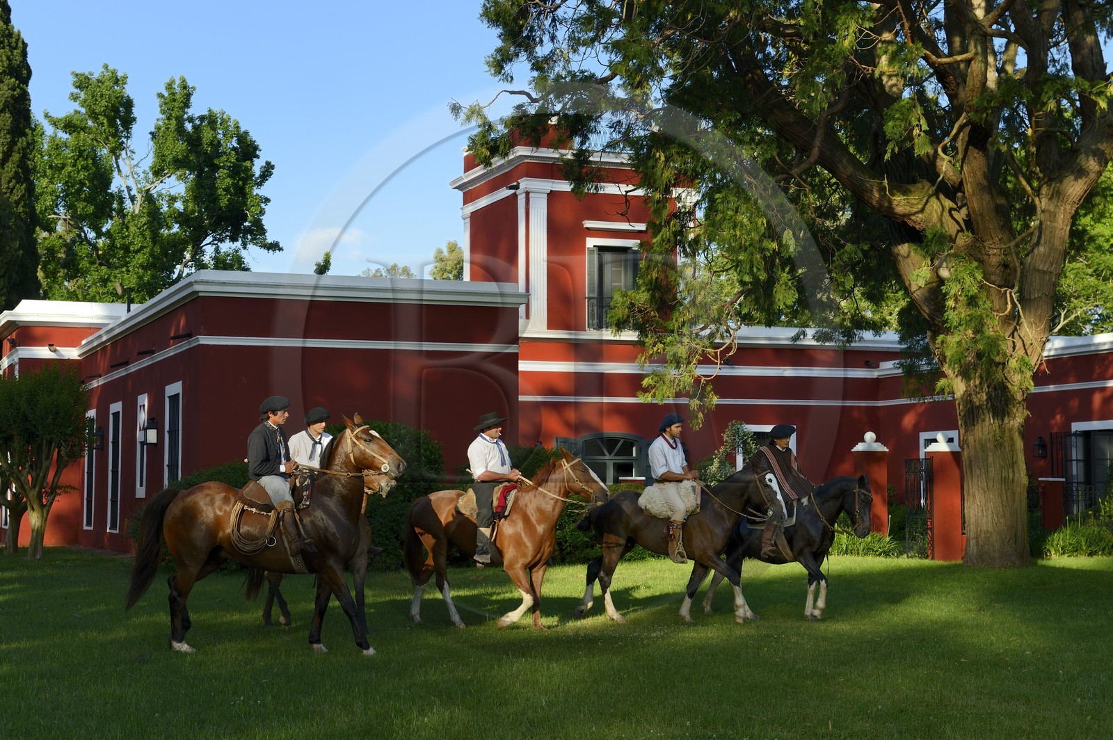 Argentine, province de Buenos Aires, San Antonio de Areco, groupe de gauchos à cheval devant l'estancia La Bamba de Areco