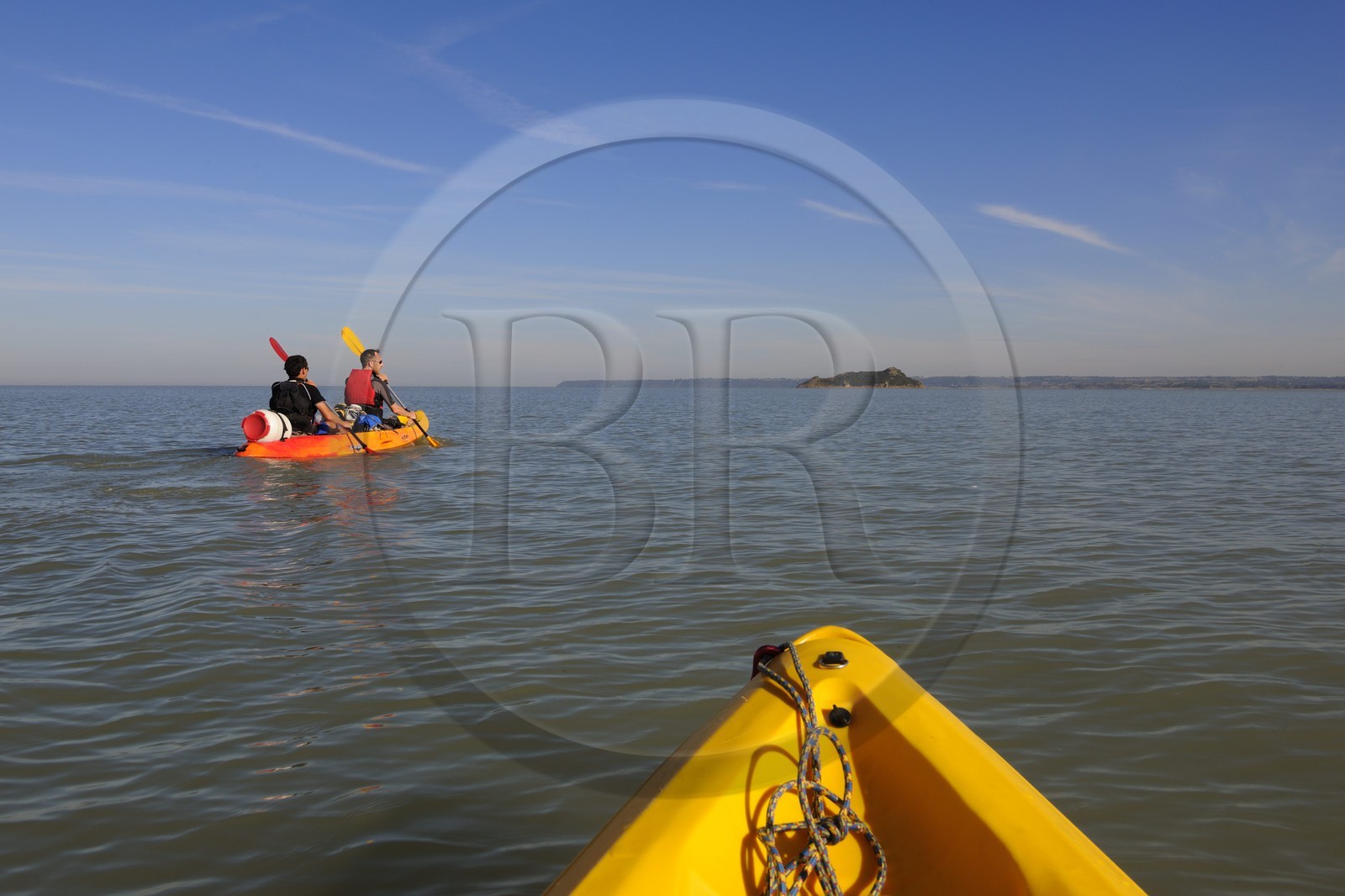 France, Manche (50), traversée de la Baie du Mont-Saint-Michel en kayak (www.seakayak-fr.com), arrivée sur l'ile de Tombelaine