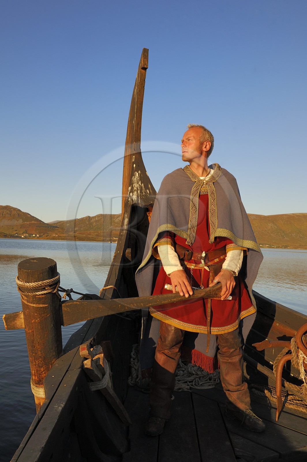 Norvège, Nordland, Iles Lofoten, ile de Vestvagoy, le drakkar (bateau viking) Lofotr construit à l'identique sur le lac de Borg et son capitaine Terje Boe
