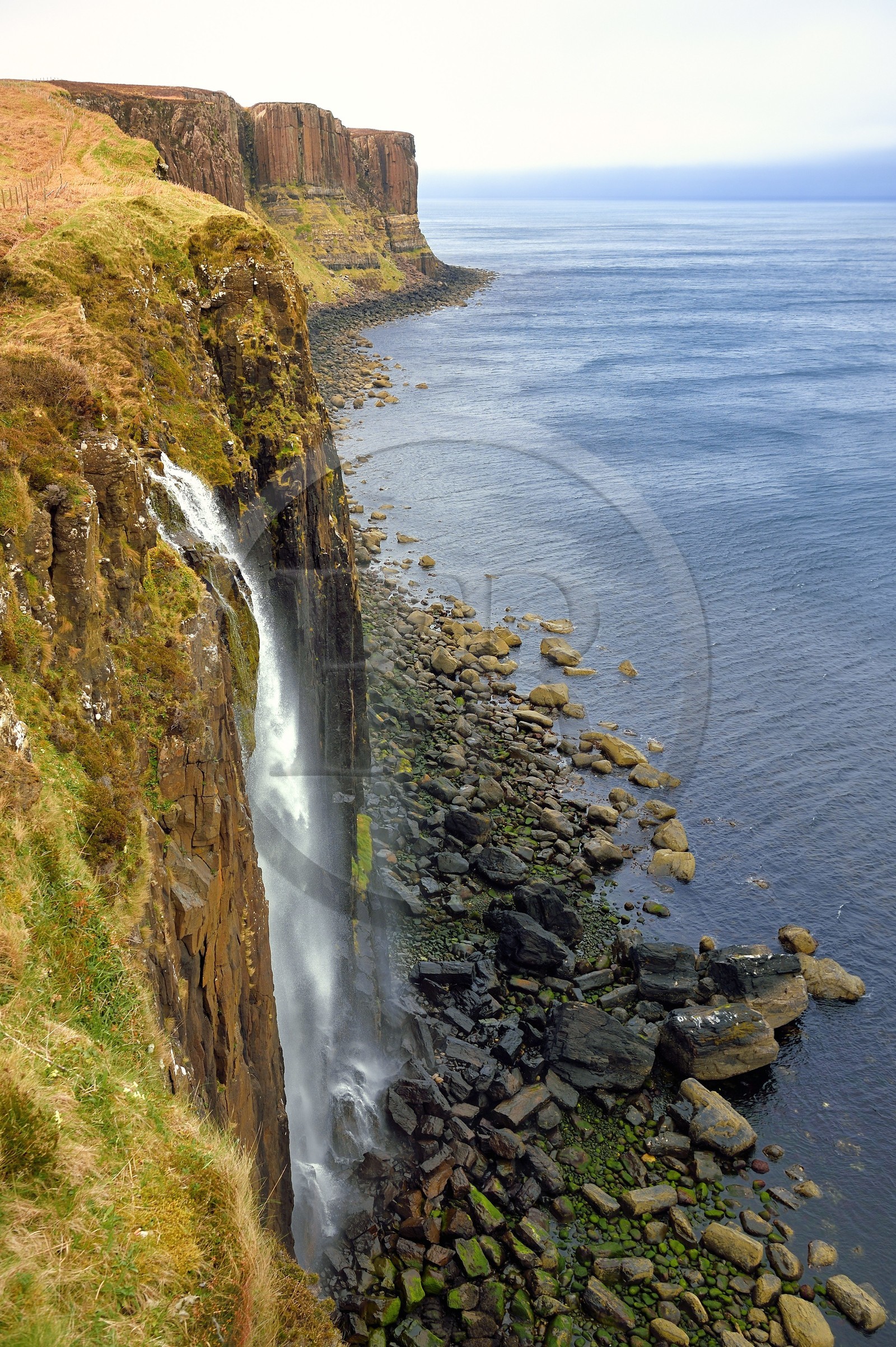 Royaume-Uni, Ecosse, région des Highlands, les Hébrides, Ile de Skye, péninsule de Trotternish, Staffin, cascade Mealt falls et falaises de Kilt Rock