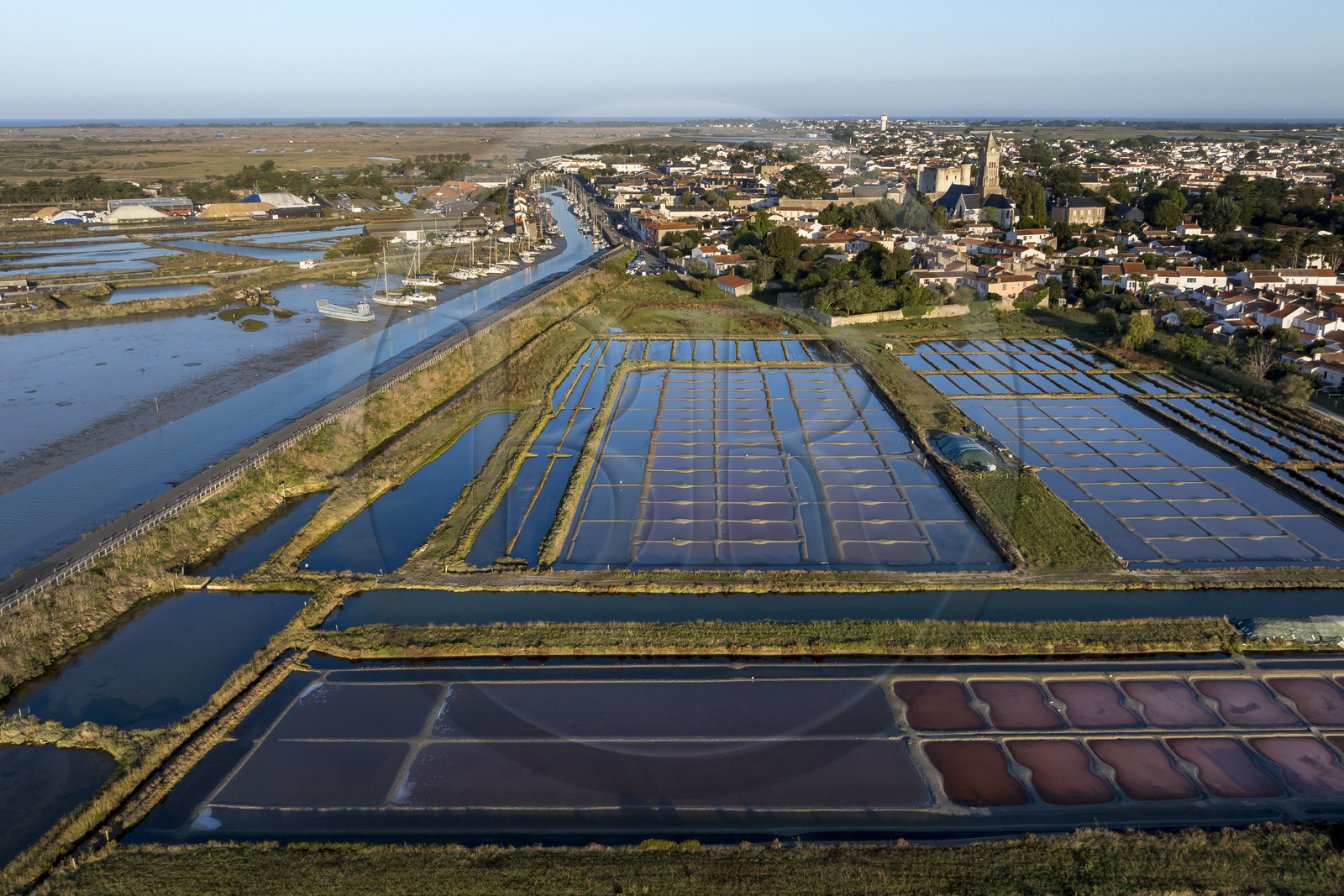 France, Vendée (85), île de Noirmoutier, Noirmoutier-en-l'Ile, les marais du Müllembourg le long de la chaussée Jacobsen du canal d'accès au port, le château médiéval et l'église Saint-Philbert en arrière plan (vue aérienne)