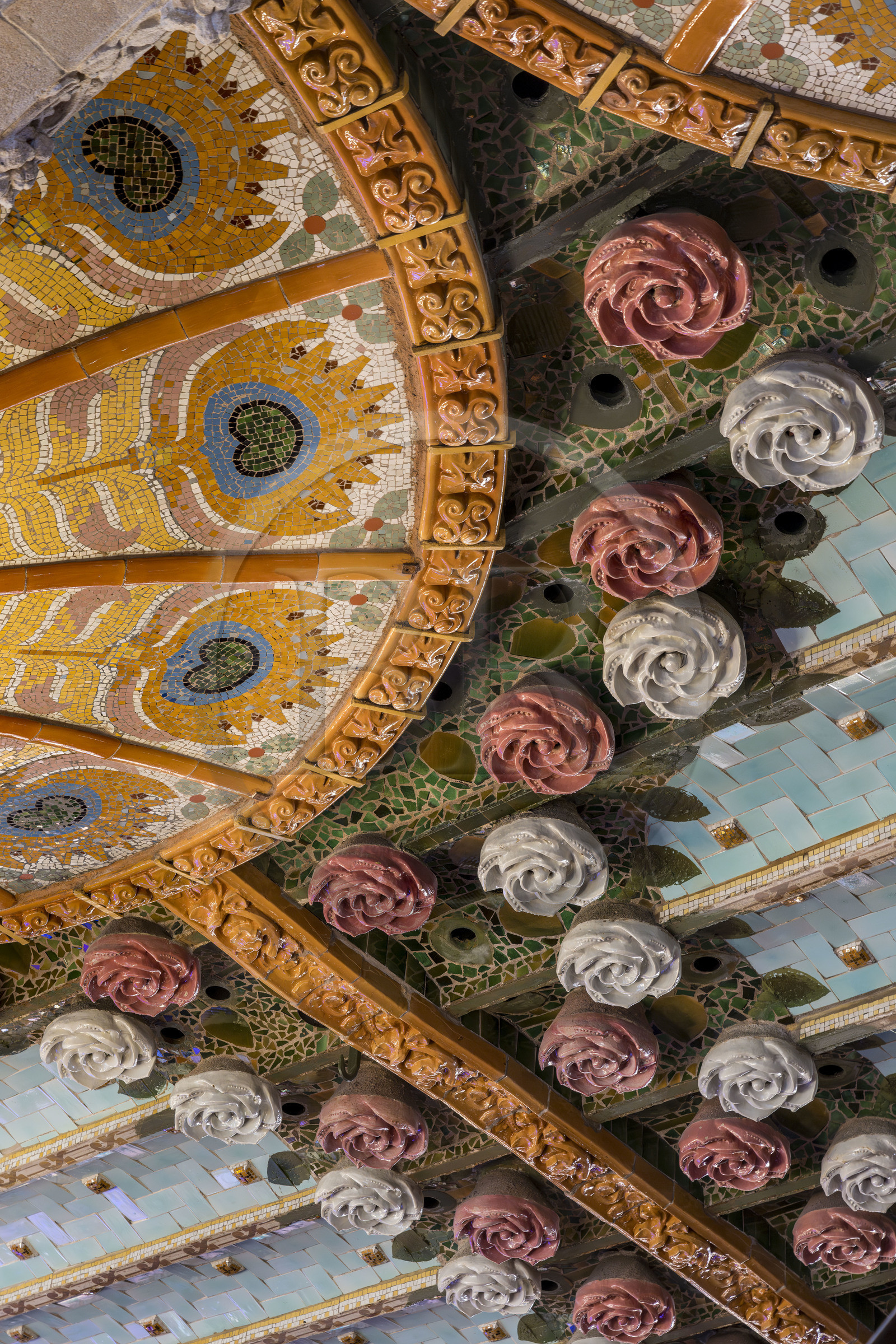 Espagne, Catalogne, Barcelone, Palau de la Musica Catalana (palais de la musique catalane), salle de concert dessinée par l'architecte du modernisme catalan Lluis Domènech i Montaner, site classé au Patrimoine Mondial de l'UNESCO, plafonds décorés avec des roses rouges et blanches en céramique