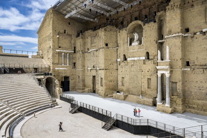 France, Vaucluse (84), Orange, le théatre antique classé Patrimoine Mondial de l'UNESCO, construit sous le règne d'Auguste au Ier siècle, la niche du mur de scène abrite une statue colossale dite de l'empereur Auguste de 3,50 m de haut dont la tête n'est pas d'origine