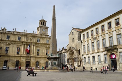 France, Bouches-du-Rhône (13), Arles, place de la République, tour de l'Horloge de l'Hôtel de Ville, fontaine de l'obélisque, et l' église Saint-Trophime du XIIe-XVe siècle, classée Patrimoine Mondial de l'UNESCO
