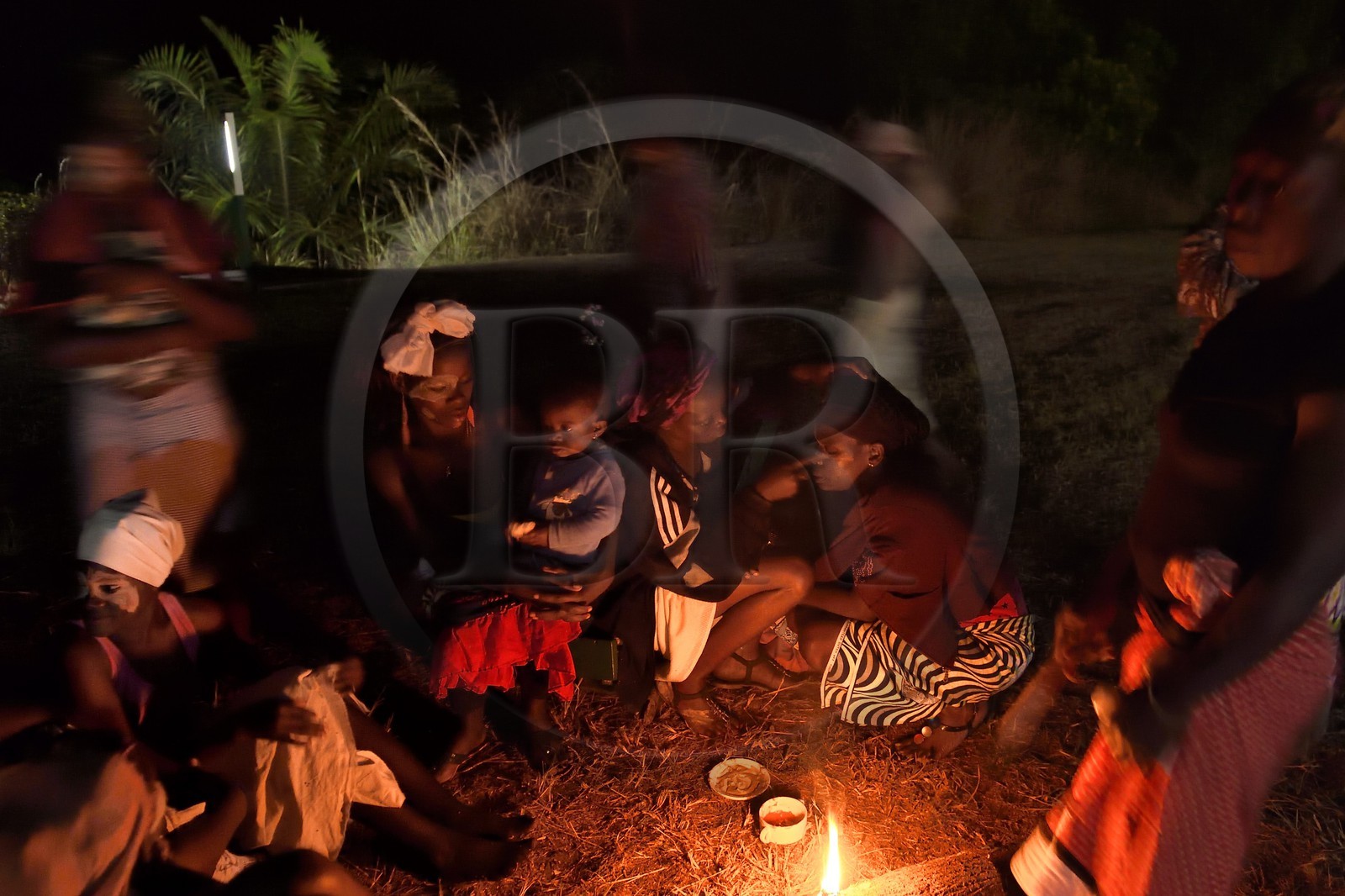 Gabon, province de Ogooué- Maritime, Omboué, région du Loango, maquillage pour les danses traditionnelles Nkomi (Myènè)