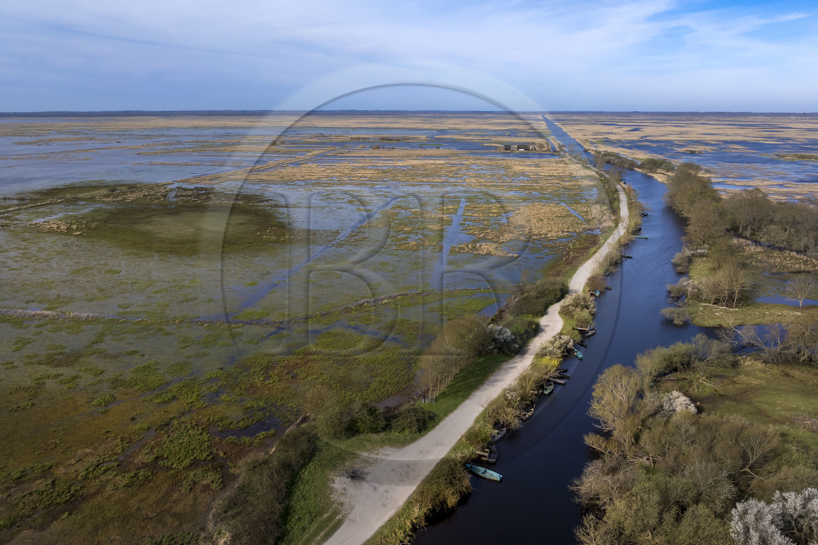 France, Loire-Atlantique (44), parc naturel regional de la Brière, Saint-Malo-de-Guersac, panorama sur les marais de Brière et le canal de Rozé (vue aérienne)