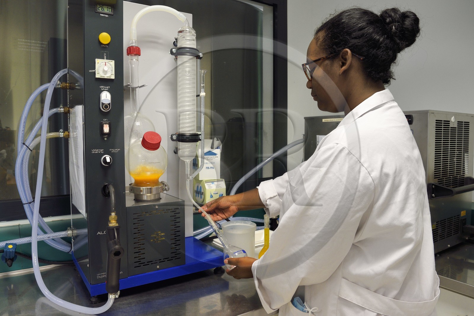 France, Ile de la Reunion, Saint Pierre, domaine de la distillerie Isautier, laboratoire d'analyses et de conception des nouveaux arrangements de rhum, l'assistante controle qualité Indrali effectue une analyse