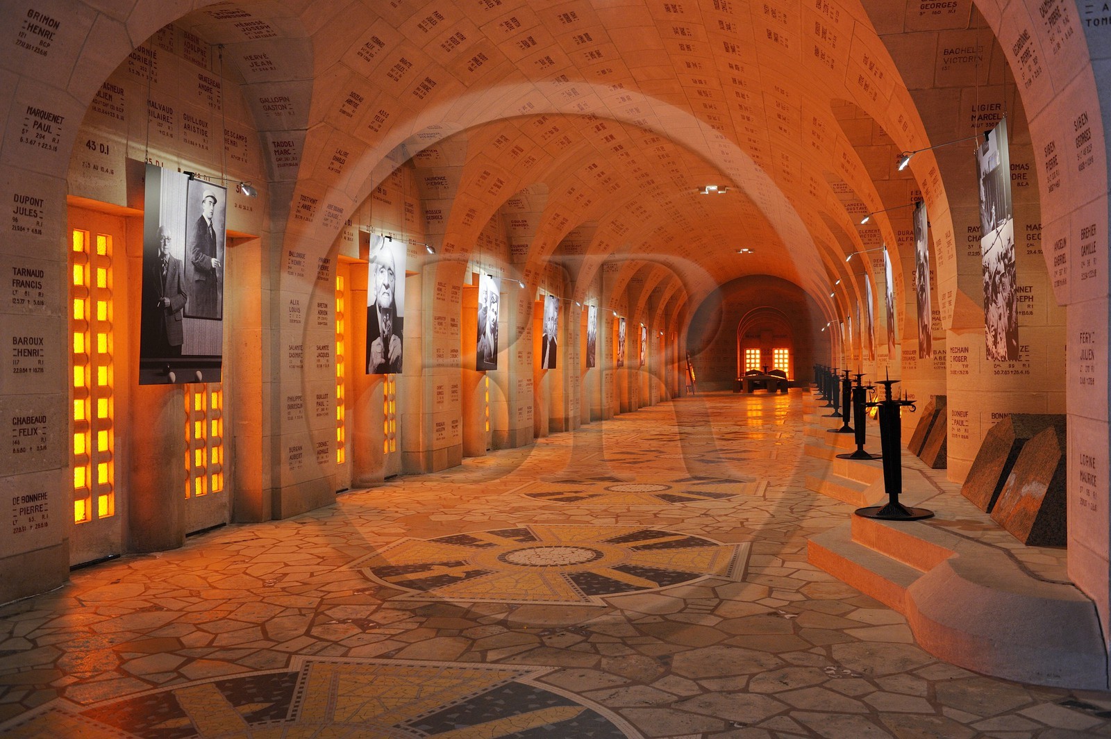 France, Meuse (55), région de Verdun, Douaumont, Ossuaire de Douaumont, Nécropole Nationale, cloître abritant les tombeaux représentant les secteurs géographiques de la bataille de Verdun où sont gravés les noms des soldats disparus