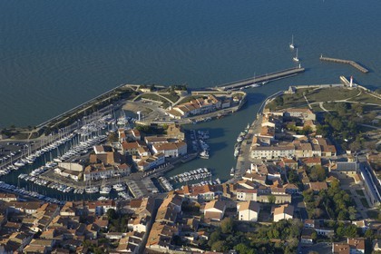 France, Charente-Maritime (17), ile de Ré, ville de Saint-Martin-de-Ré avec fortifications de Vauban (XVII ème siècle), le port (vue aérienne)