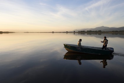 France, Haute-Corse (2B), l'étang de Biguglia (stagnu di Chjurlinu) à l'aube, Paul-Marie Ghipponi agent technique de la réserve naturelle de Corse (RNC) en patrouille sur l'étang