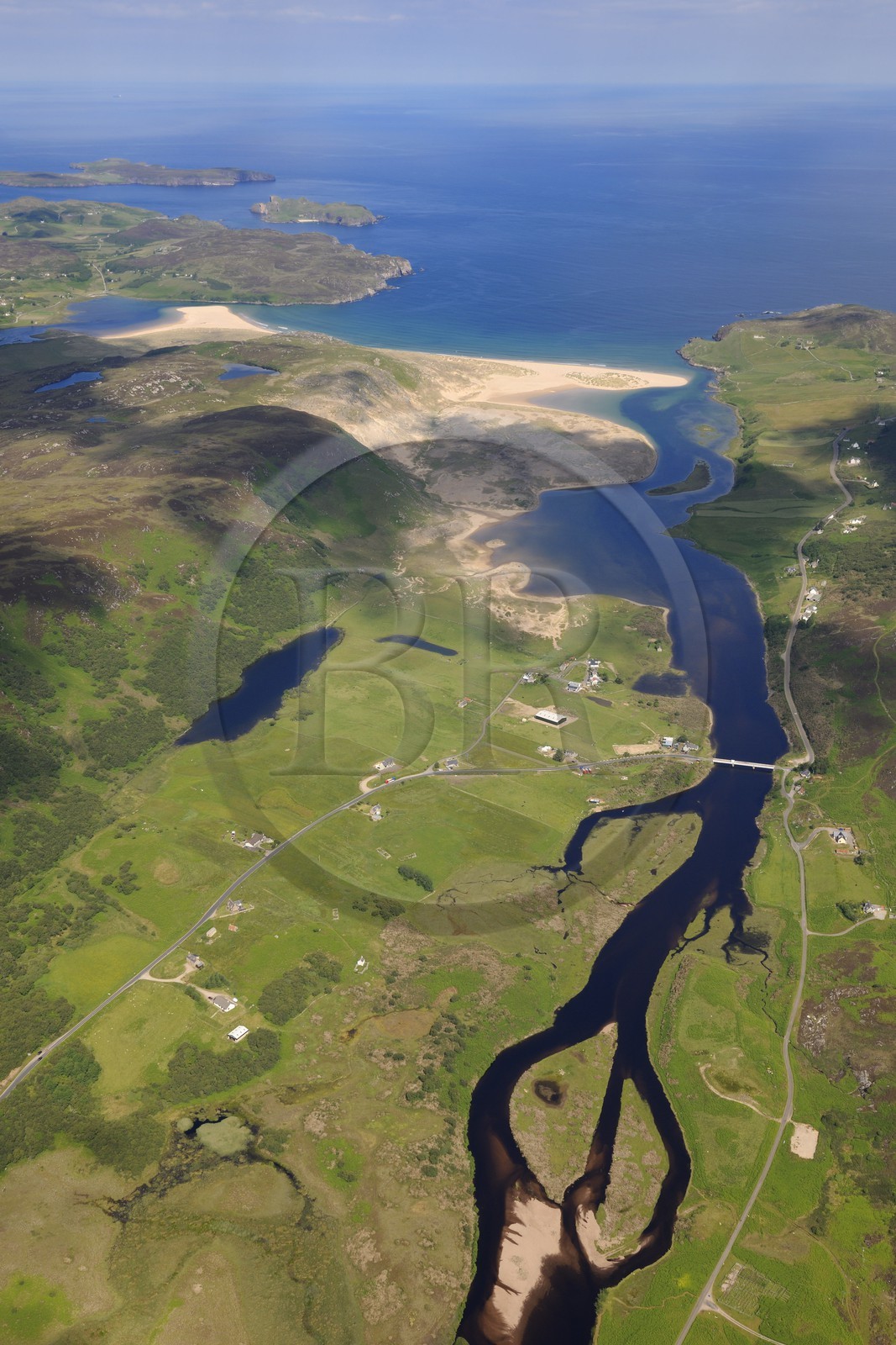 Royaume-Uni, Ecosse, North West Highlands, Torrisdale Bay à l'embouchure de la rivière Naver encadré par les villages de Torrisdale et Bettyhill sur la côte nord des Highlands (vue aérienne)