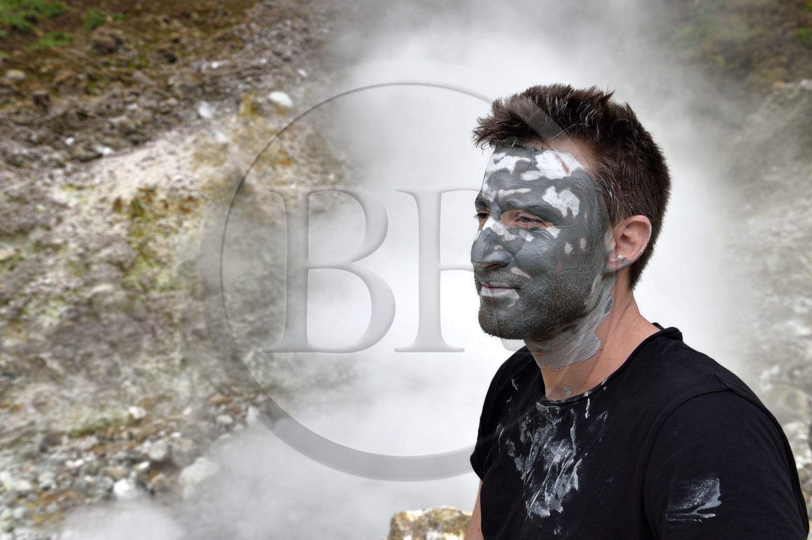 Caraïbes, Ile de la Dominique, Castle Bruce, Parc national du Morne Trois Pitons classé Patrimoine Mondial de l'UNESCO, la Vallée de la Désolation, randonneur sur le sentier menant au Boiling Lake avec un masque de boue de la une rivière aux sources d'eau chaude dont la couleur unique est due à la présence de calcium, de carbone, de soufre et de fer