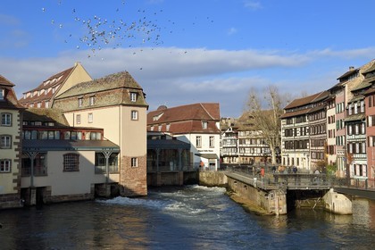 France, Bas Rhin, Strasbourg, old town listed as World Heritage by UNESCO, the lock on the Ill towards the quai des Moulins and the footbridge of the old coolers