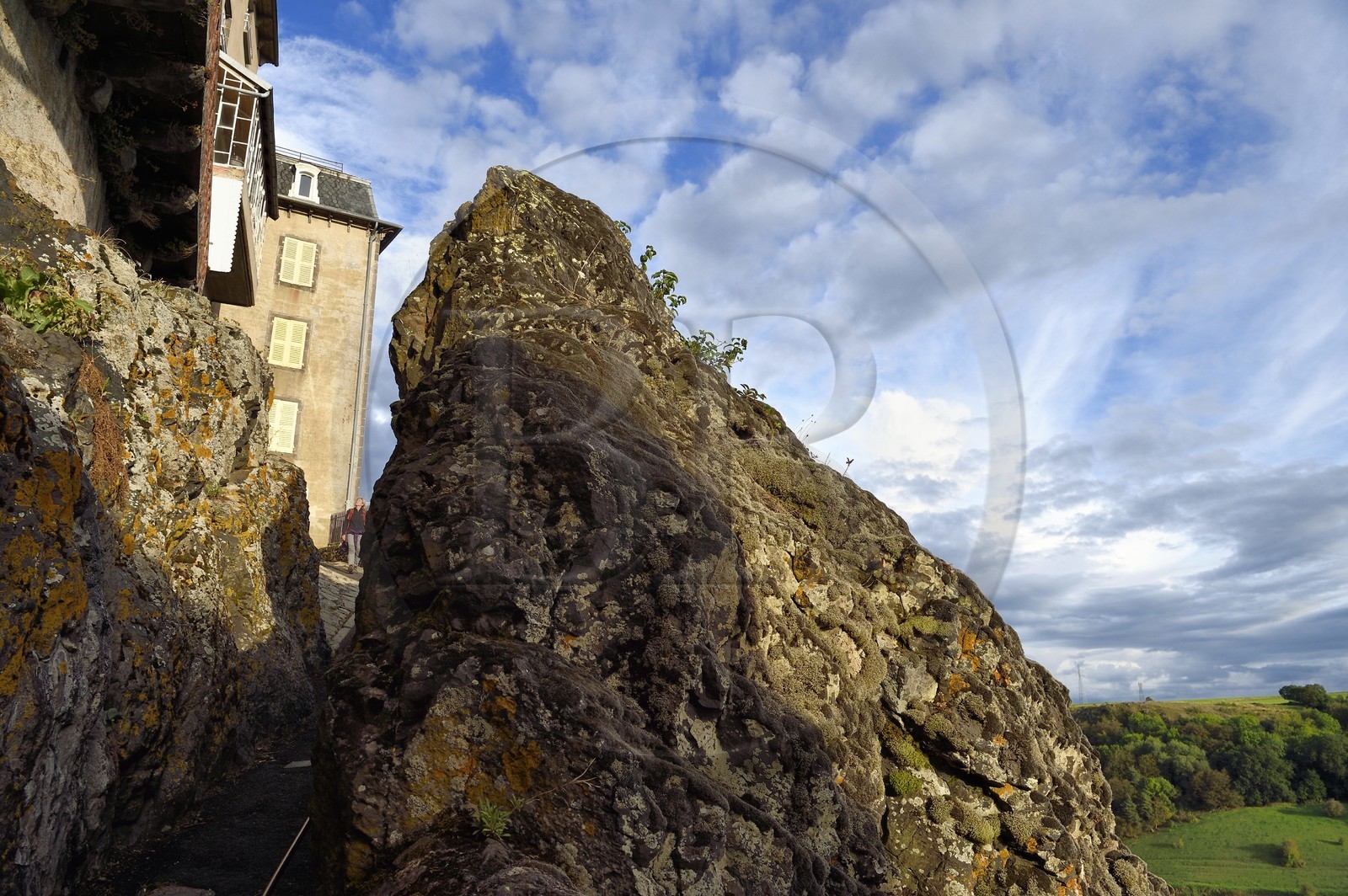 France, Cantal (15), Saint-Flour, accès à la ville haute par la Main de Saint-Flour, légende du passage entre les roches de Florus