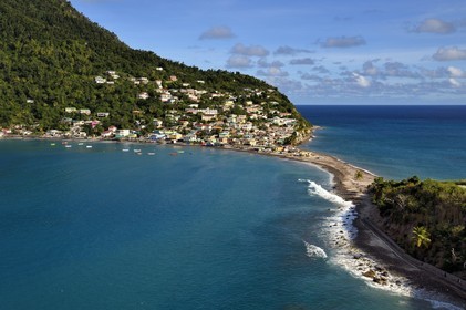 Caraïbes, Ile de la Dominique, la baie de Soufrière et le village Scotts Head depuis la péninsule de Cachacrou