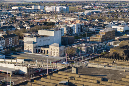 France, Loire-Atlantique (44), Saint-Nazaire, le Théatre, Théatre Simone Veil, scène nationale, réalisé par Karine Herman de l'agence K-architectures dans l'ancienne gare bombardée de la ville, le toit de la base sous-marine au premier plan (vue aérienne)