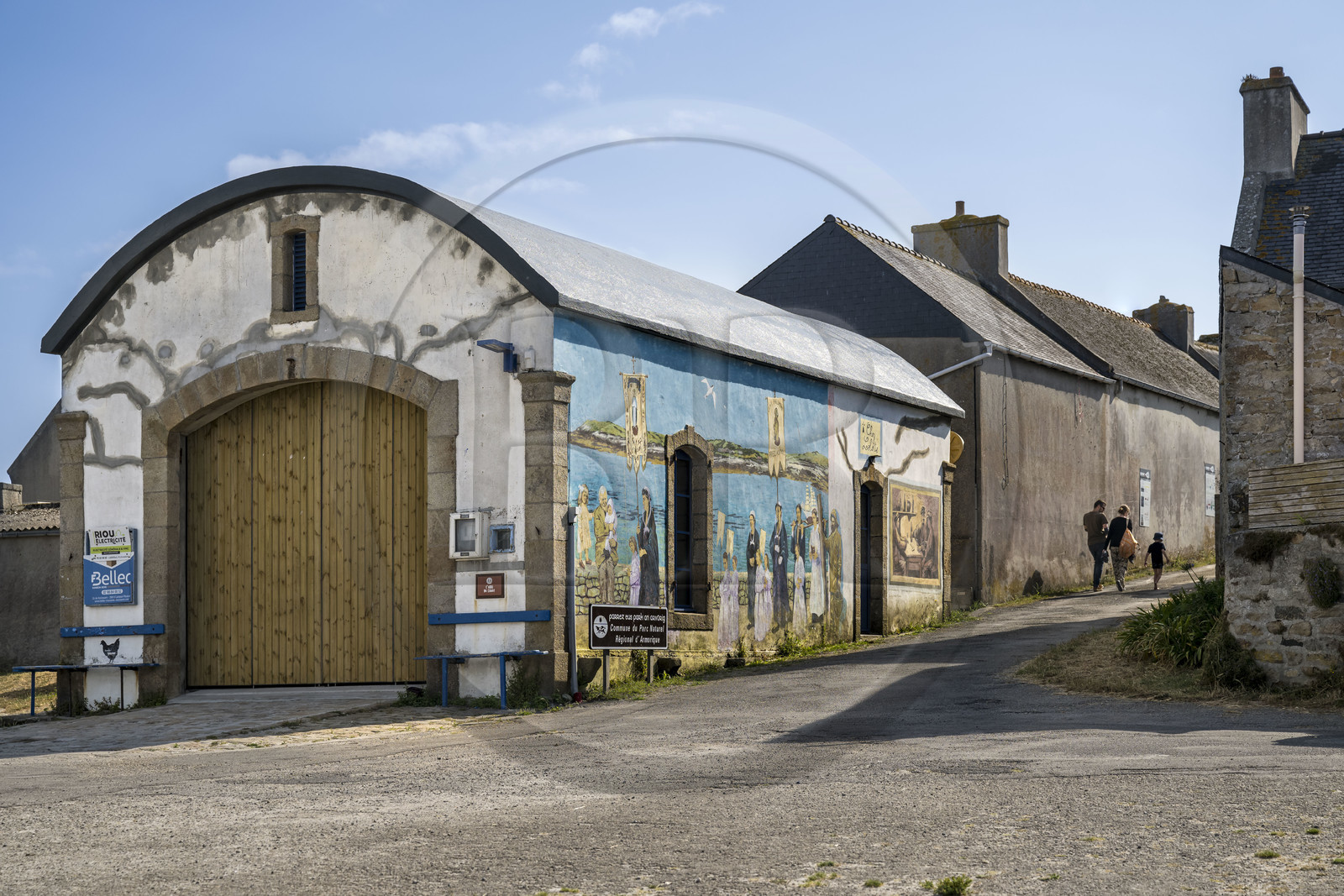 France, Finistère (29), Mer d'Iroise, Ile de Molène, le port, l'abri de l’ancien canot de sauvetage à rames Amiral Roussin de 1894 à 1950 recouvert de fresques peintes par Laurent Mordelet qui retracent la vie et l'histoire de l'île