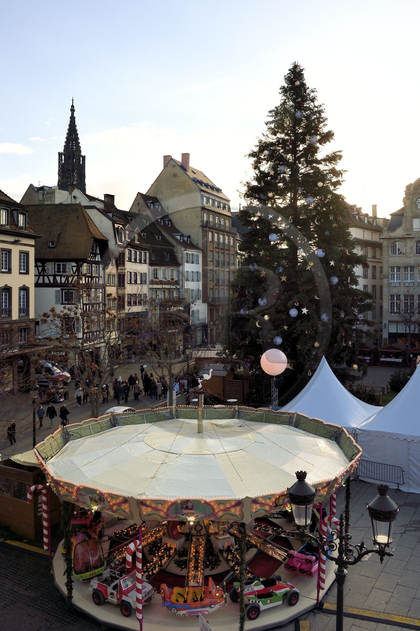 France, Bas-Rhin (67), Strasbourg, vieille ville classée au Patrimoine Mondial de l’UNESCO, le Grand Sapin de Noël sur la place Kléber