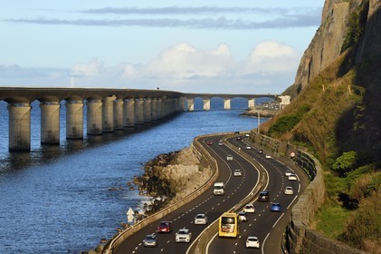 France, Ile de la Reunion, La Possession, l'ancienne route nationale toujours sous la menace de chutes de pierres et la Nouvelle Route du Littoral (NRL) sur la gauche, viaduc maritime long de 5,4 km entre la capitale Saint-Denis et le principal port de commerce à l’Ouest