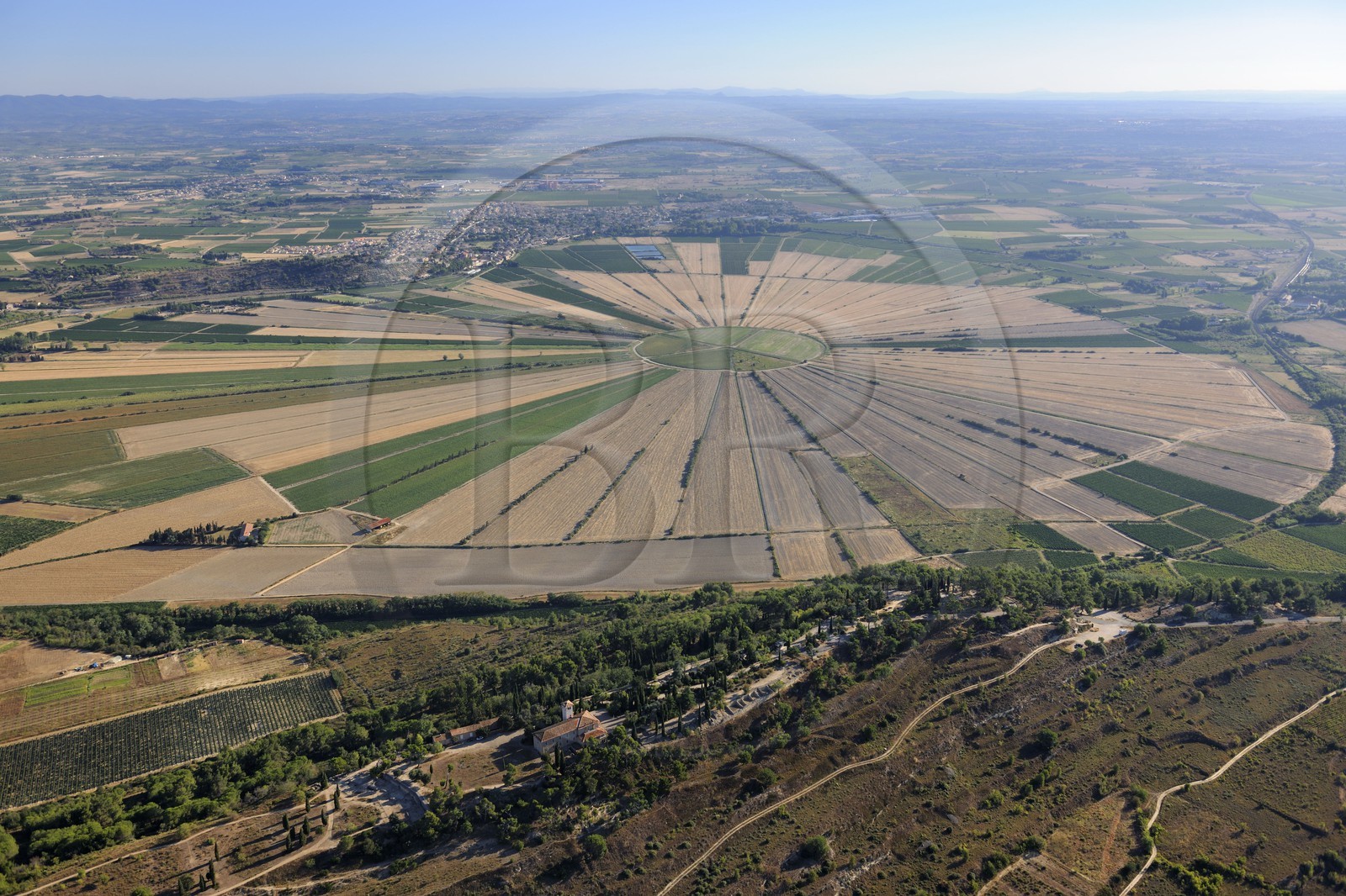 France, Hérault (34), Oppidum d'Ensérune au premier plan et l'ancien étang de Montady asséché depuis 1247 (vue aérienne)
